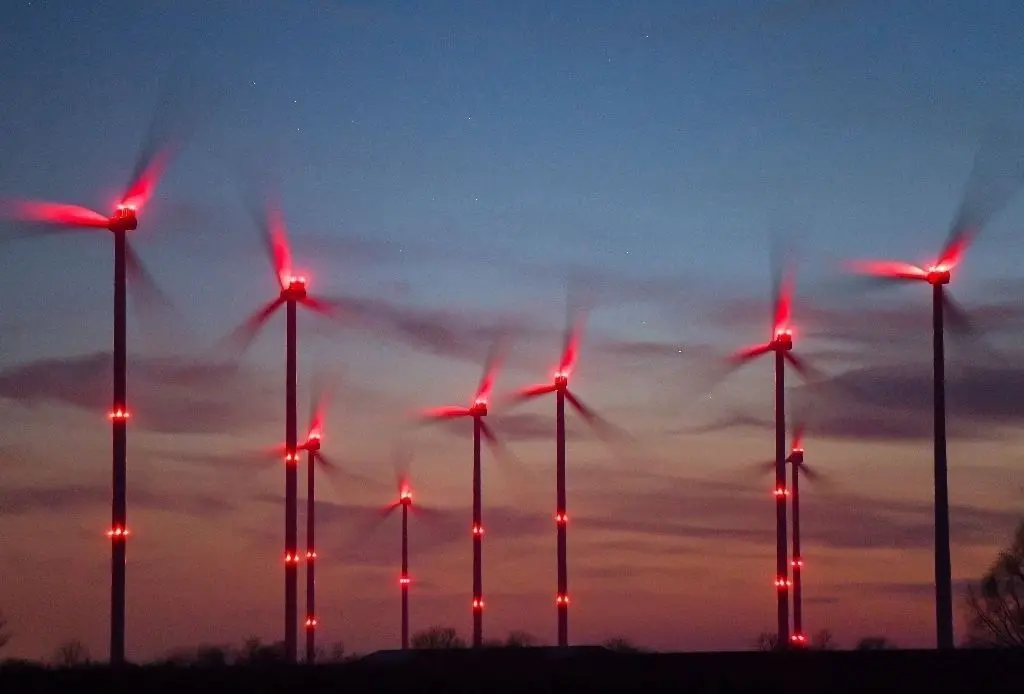 Nächtliches Leuchten: Windräder sind die Antwort auf den Ausstieg aus Kohlestrom und Atomenergie. Doch insbesondere Anwohner von Windparks beklagen die Nachteile der Technologie.
