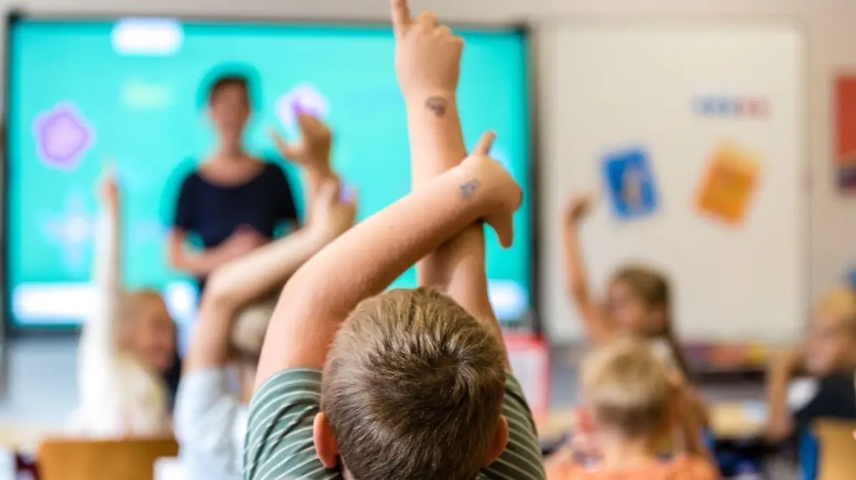 Schüler aktiv im Unterricht: Das ist an der Vier-Jahreszeiten-Grundschule in Fredersdorf derzeit wegen hohen Krankenstands bei den Lehrkräften und Stundenausfall nur eingeschränkt möglich. (Symbolbild)
Kinder sitzen am ersten Schultag nach den Sommerferien in ihrem Klassenraum in der Schiebell-Grundschule Drebkau im Spree-Neiße-Kreis und beteiligen sich aktiv an der ersten Unterrichtsstunde. In Drebkau lernen 162 Schüler, 27 wurden neu eingeschult. +++ dpa-Bildfunk +++