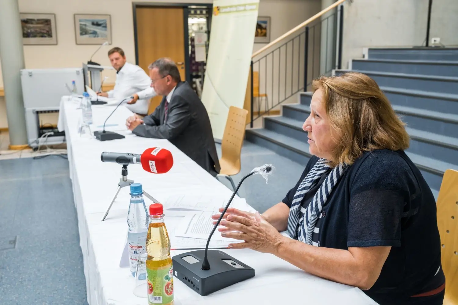 Pressekonferenz zum Thema Afrikanische Schweinepest (ASP)  mit Christian Stauch (pers. Referent), Rolf Lindemann (Landrat) und Petra Senger (Amtstierärztin, v. l.)