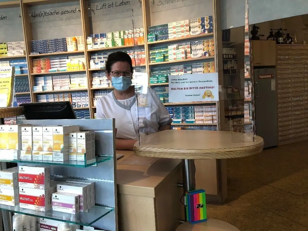 Apotheke Adlershof: Inhaberin Sybille Witte stellt momentan Messgeräte zum Coronavirus aus. Der regenbogenfarbene Kasten misst den Abstand zwischen Kundin und Tresen.