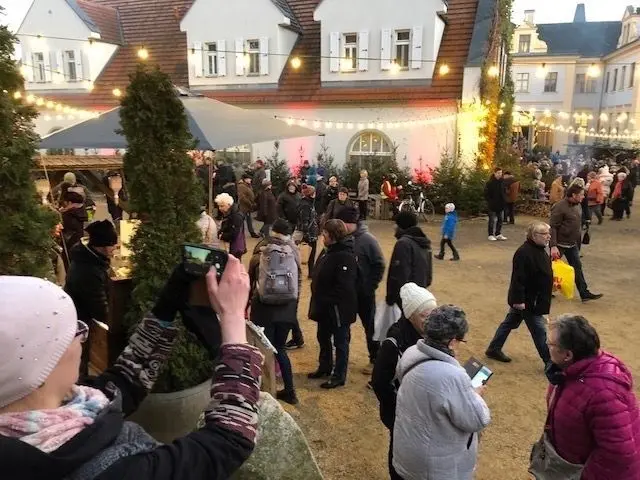 Einige Tausend Menschen sind am ersten Adventswochenende zum Weihnachtsmarkt auf Schloss und Gut Liebenberg gekommen. Der Markt mit 120 Händlern ist auch die nächsten Wochenenden von 12 bis 19 Uhr geöffnet.