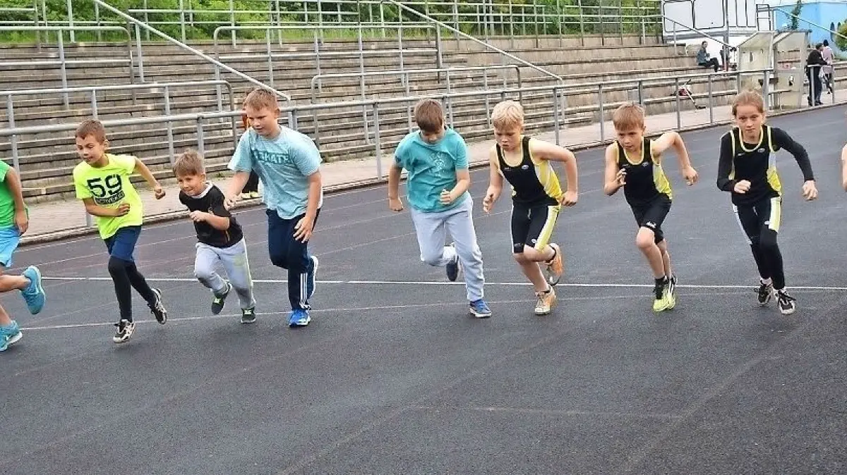 Massenstart der Kinder zum Ausdauerlauf im Sportforum Hoyerswerda. Das Ringen um das Sportabzeichen vereint hier die Menschen der Stadt und des Umlandes vom Schüler bis zum Senior.⇥
Massenstart zum Ausdauerlauf.