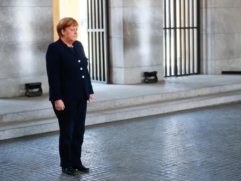 Bundeskanzlerin Angela Merkel nimmt an einer Kranzniederlegung zum 75. Jahrestag des Endes des Zweiten Weltkriegs teil.