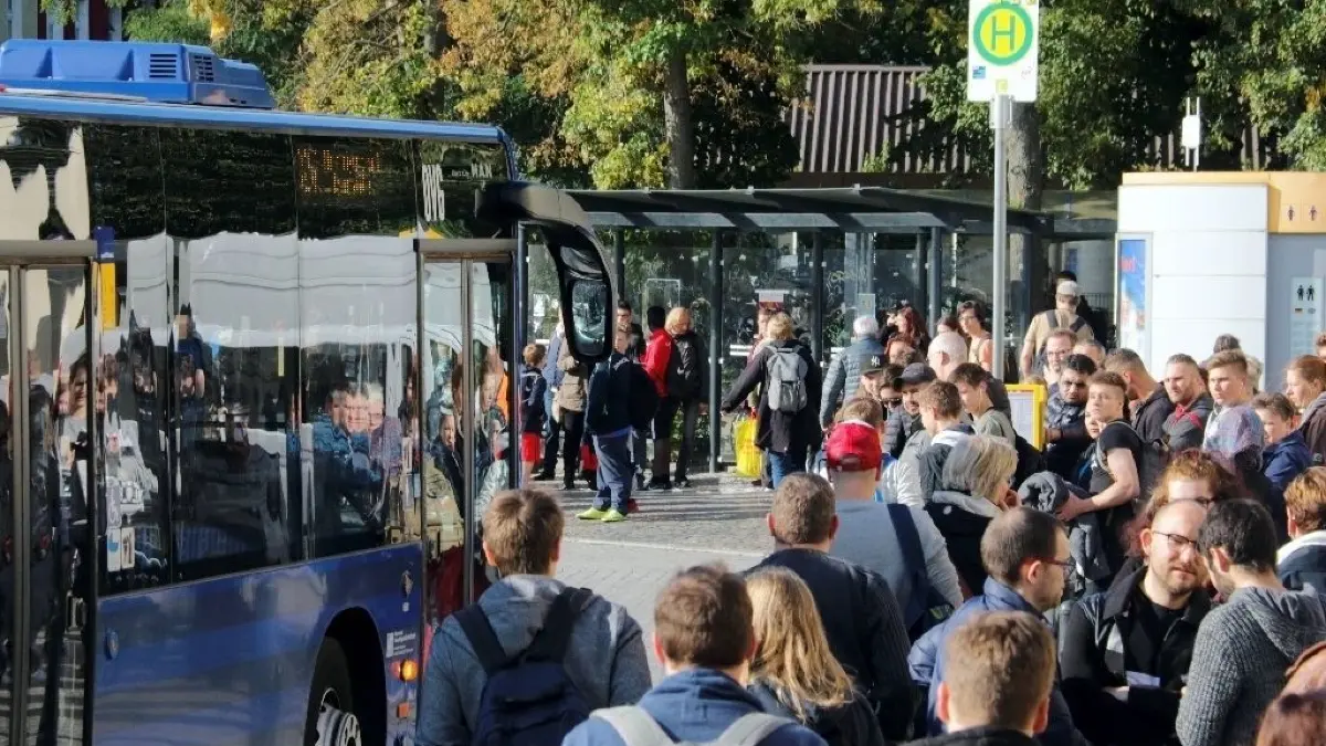 Ab 20. Mai gibt es Schienenersatzverkehr auf der RE1-Strecke.
Bus Bahn S-Bahn Bahnhof Oranienburg ÖPNV Fahrgäste Schienenersatzverkehr Verkehr Grote