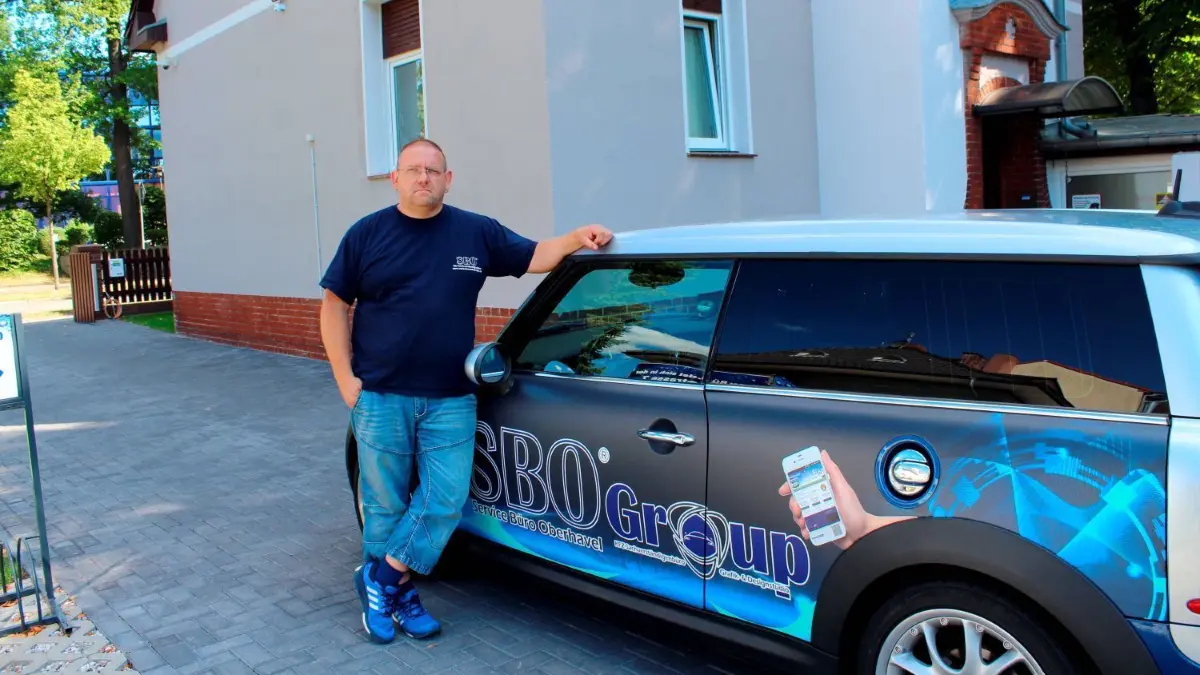 Oliver Schönrock im Sommer 2016 vor dem für seine Firma gepachteten Haus.
Kfz Sachverständigenbüro
Oliver Schönrock
Neuendorfstraße 7 in Hennigsdorf
neues Haus sollte eigentlich abgerissen werden wegen
des Schwimmbadneubaus , der jetzt doch zu teuer geworden ist.
Foto Jusepeitis Juli 2016
Juli 2016