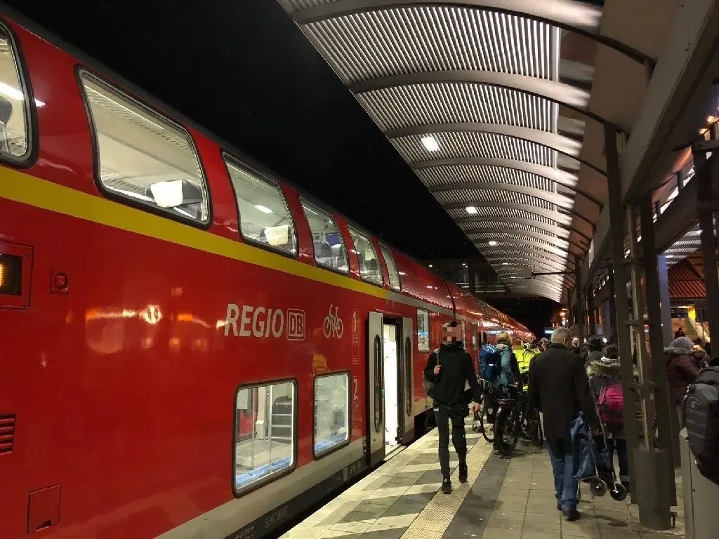 Ein Regionalexpress 1 der Deutschen Bahn endete wegen eines Notarzteinsatzes in Fürstenwalde.