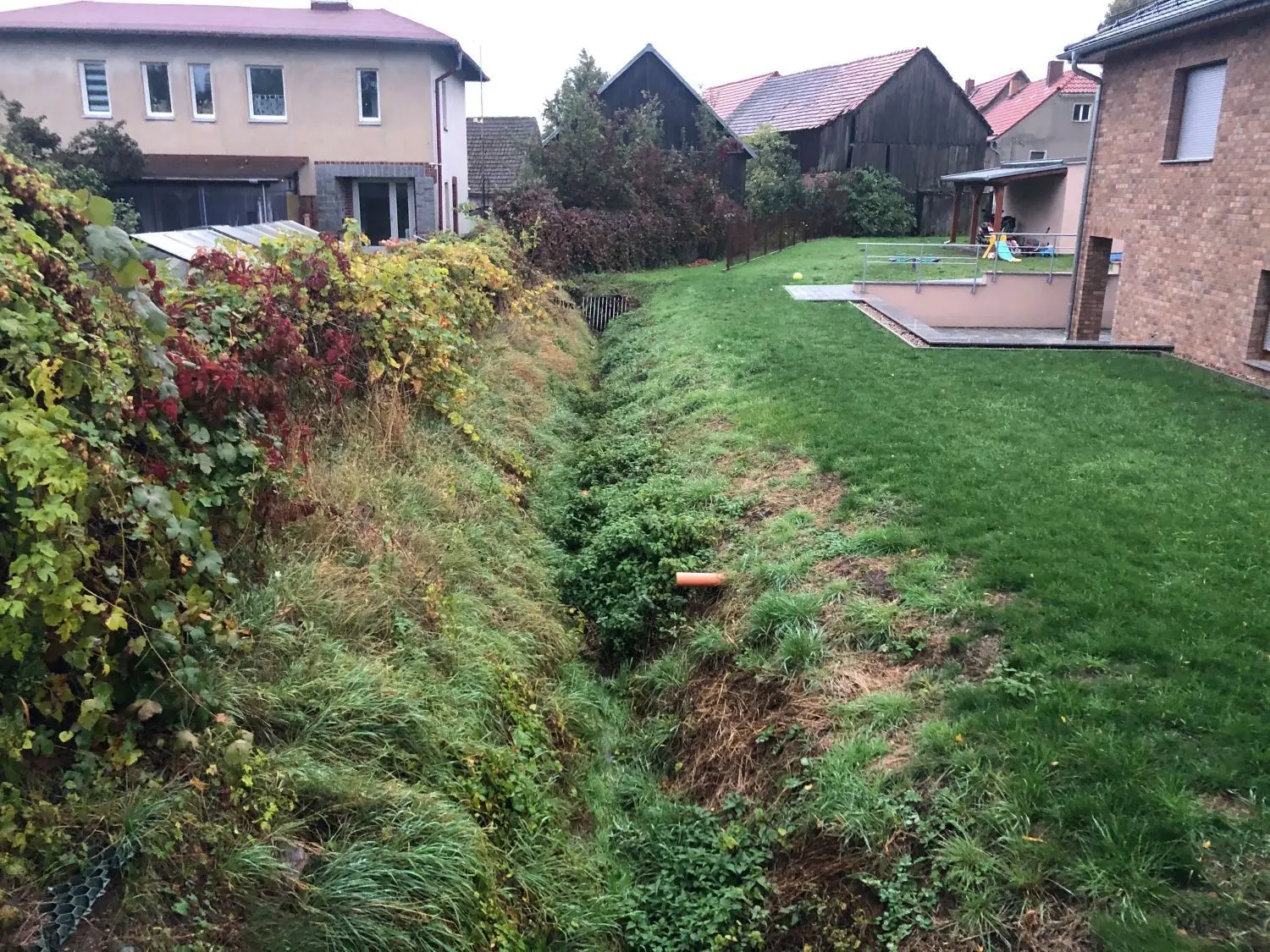Schwachstelle: Der Diehloer Graben im Bereich des Alleeweges wird kaum gepflegt. Bei Starkregen staut sich das Wasser.