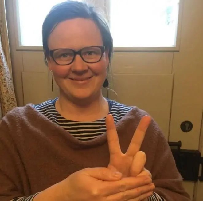 Fingerspiel: Die Leiterin der Kita in Altranft, Charlotte Martens, lässt sich in Zeiten von Corona etwas für "ihre" Kinder einfallen.