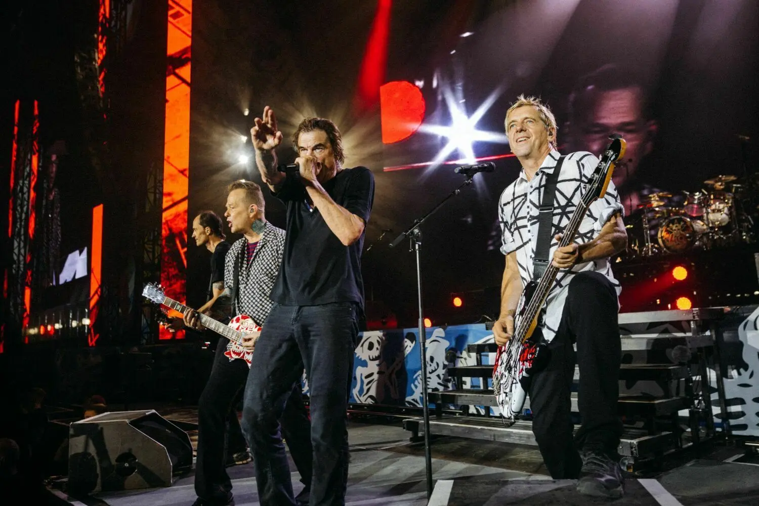 Die Toten Hosen, wie ihre Fans sie lieben: die Gitarristen Breiti (v. l.) und Kuddel, Campino und Bassist Andy am 20. August 2022 auf dem ehemaligen Flughafen Berlin-Tempelhof.