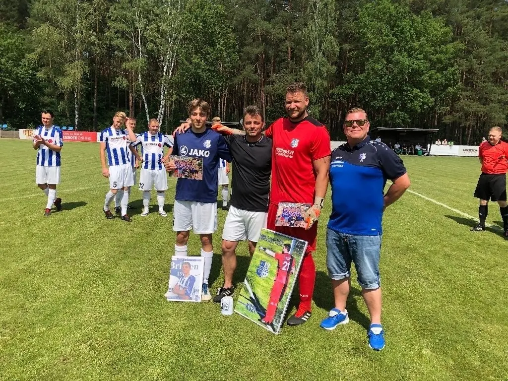 Blau-Weiß-Geschäftsführer Patrick Sauer (rechts) verabschiedet vor dem letzten Heimspiel mit Lasse Krastel, Tino Rockmann und Kevin Schulz (von links) drei Briesener Akteure.