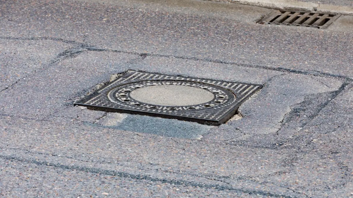 Ein geöffneter Kanaldeckel bei Nacht kann enorm gefährlich sein und großen Schaden anrichten.
Böhmenkirch, B 466 - Schachtdeckel