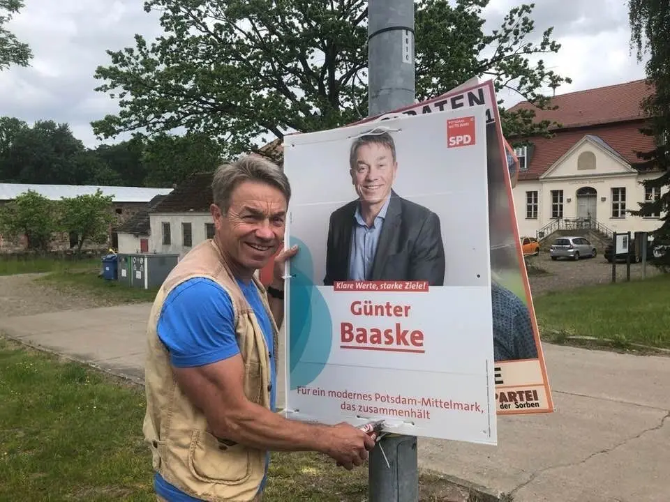 Legte sowohl beim Plakat anbringen, als auch beim Abnehmen selbst Hand an: Günter Baaske, der wiederholt mit einem fantastischen Ergebnis sein Landtagsmandat verteidigte.