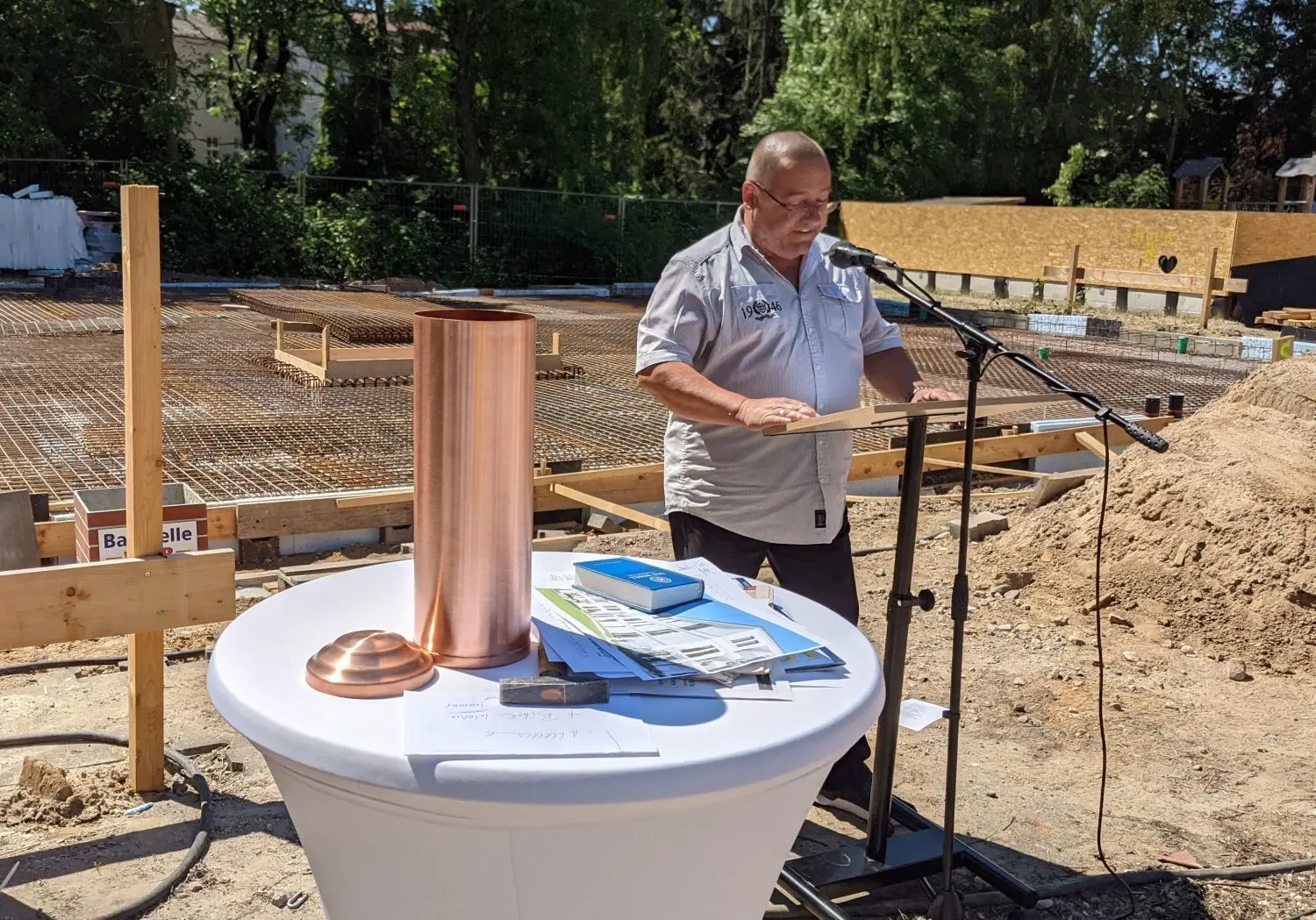 Wünscht viel Glück: Werneuchens Bürgermeister Frank Kulicke wünschte der Hoffnungstaler Stiftung Lobetal viel Glück und einen Bau ohne Probleme.