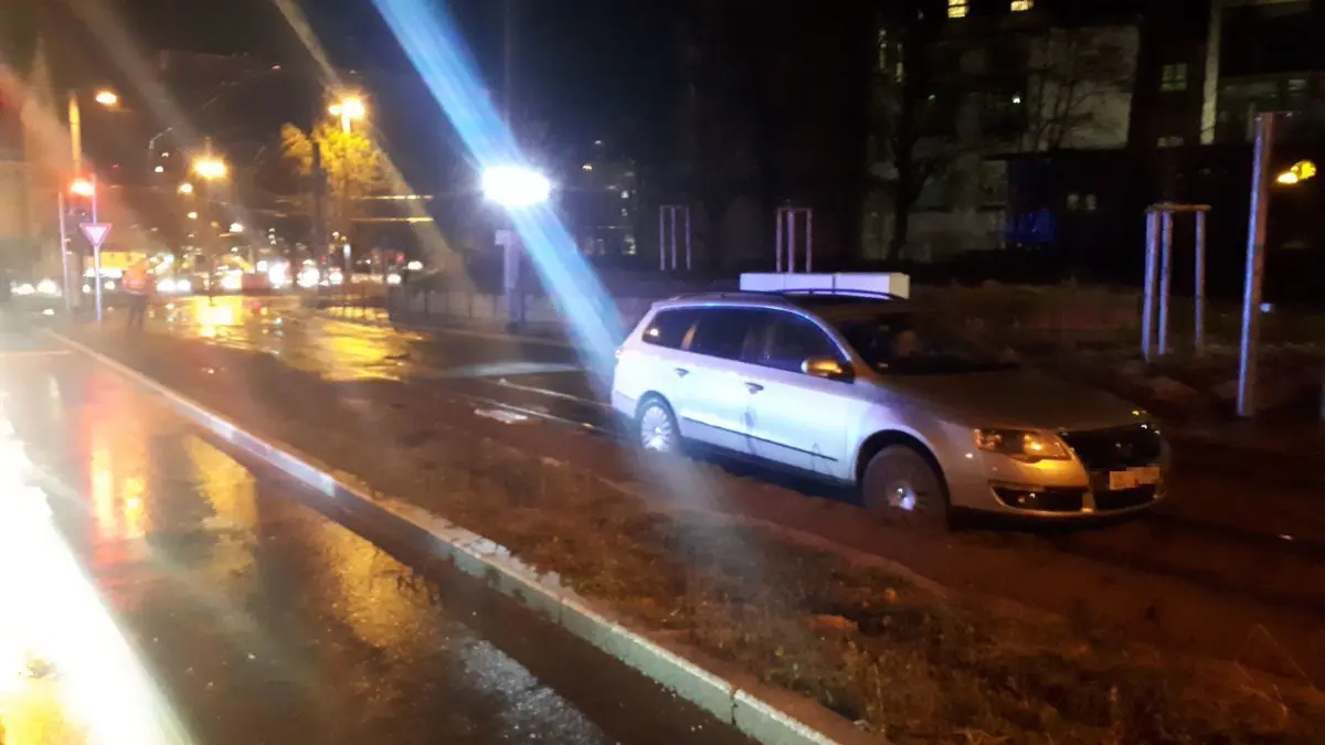 Unfall in Ulm: Das Auto steckt in der nassen Erde des Gleisbetts der Straßenbahn fest.