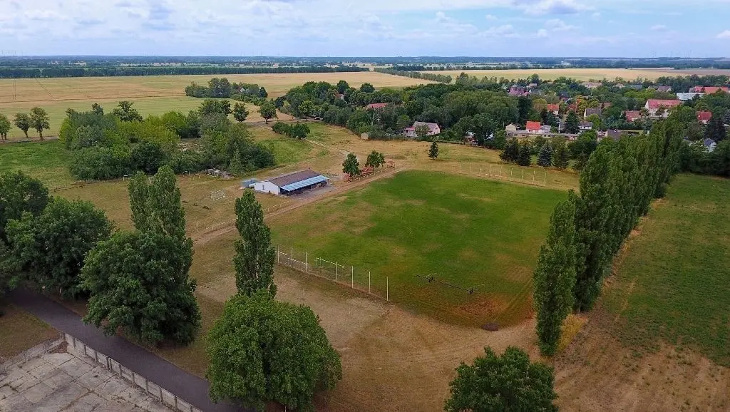 Der Golzower Sportplatz im Südosten des Dorfes: Im Rahmen des Bodenordnungsverfahrens laufen die Gespräche zwischen Gemeinde, Sportverein und Eigentümer zur Entwicklung des Bereiches.