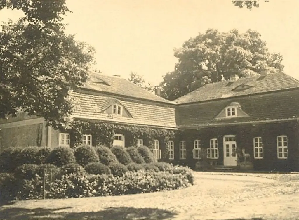 Aufnahme, die das Herrenhaus um 1925 zeigt.