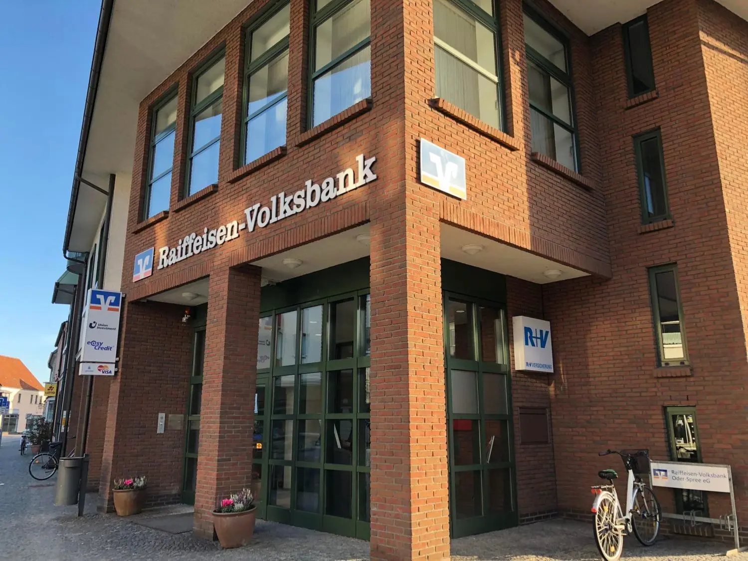 In der Filiale der Raiffeisen-Volksbank in Beeskow ist ein Münzeinzahlautomat vorhanden.