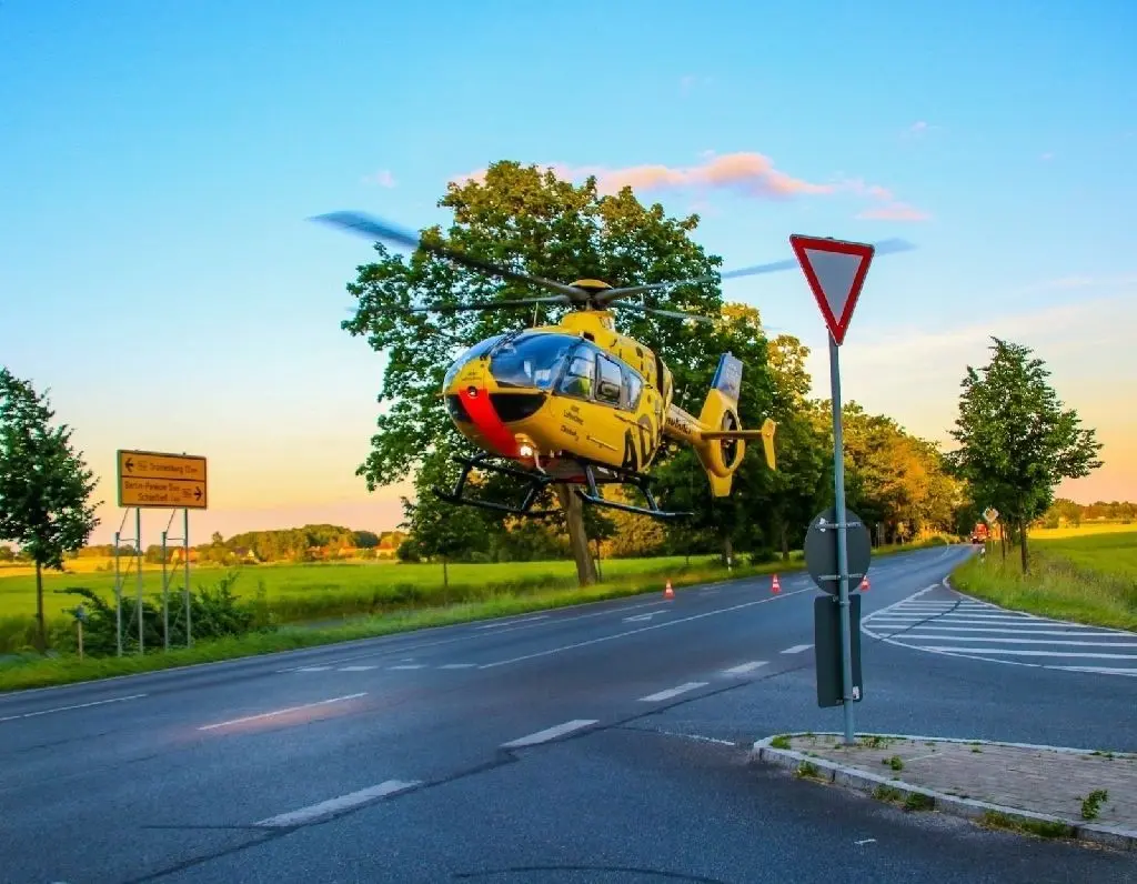 Die verletzte Roller-Fahrerin wurde mit einem Rettungshubschrauber ins Krankenhaus gebracht.
