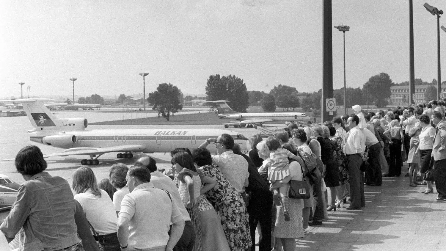 Fernweh: Die Terrasse des Flughafens Berlin-Schönefeld, hier im August 1983, war meist gut besucht.