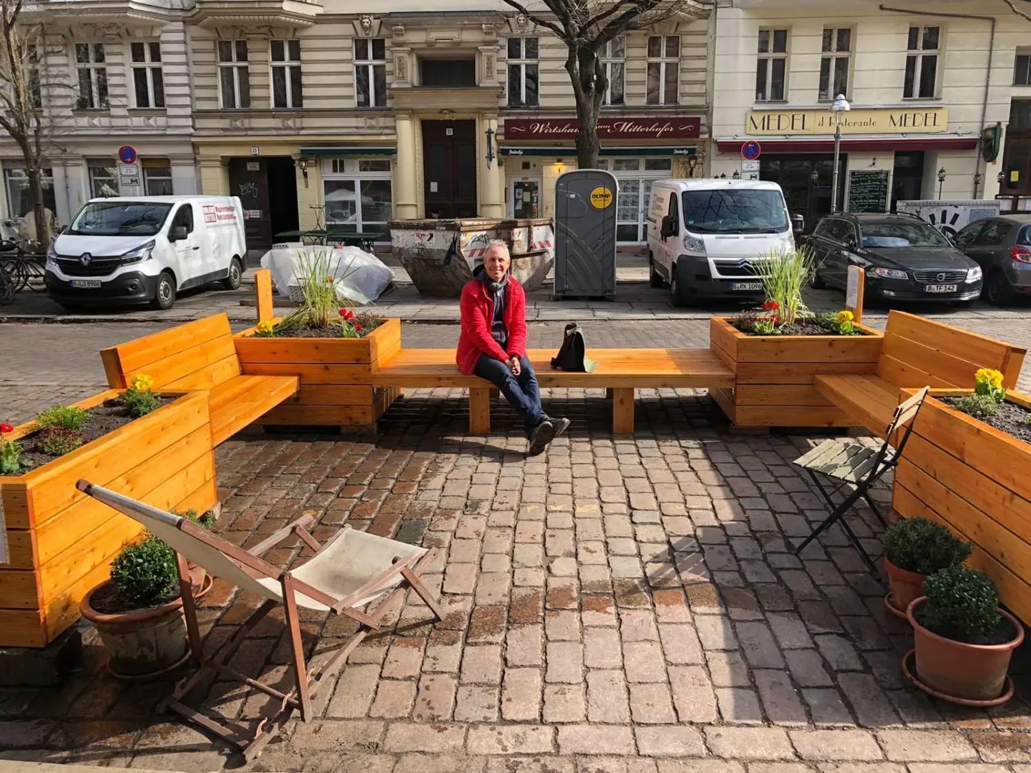 Dr. Tim Lehmann hat in Berlin auch zur Verkehrsberuhigung kleine Aufenthalts-Oasen geschaffen. Treffs für Menschen, die sich gerne begegnen, Verschnaufpausen ermöglichen und zur Ruhe kommen lassen.