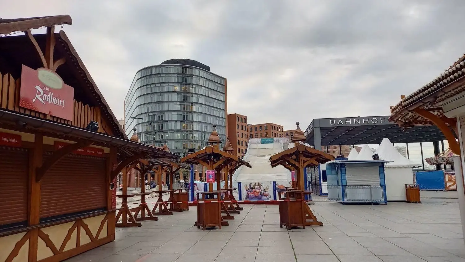 Am Potsdamer Platz in Berlin warten verwaiste Buden und eine Rodelbahn darauf, im Dezember vielleicht doch noch eröffnen zu dürfen.