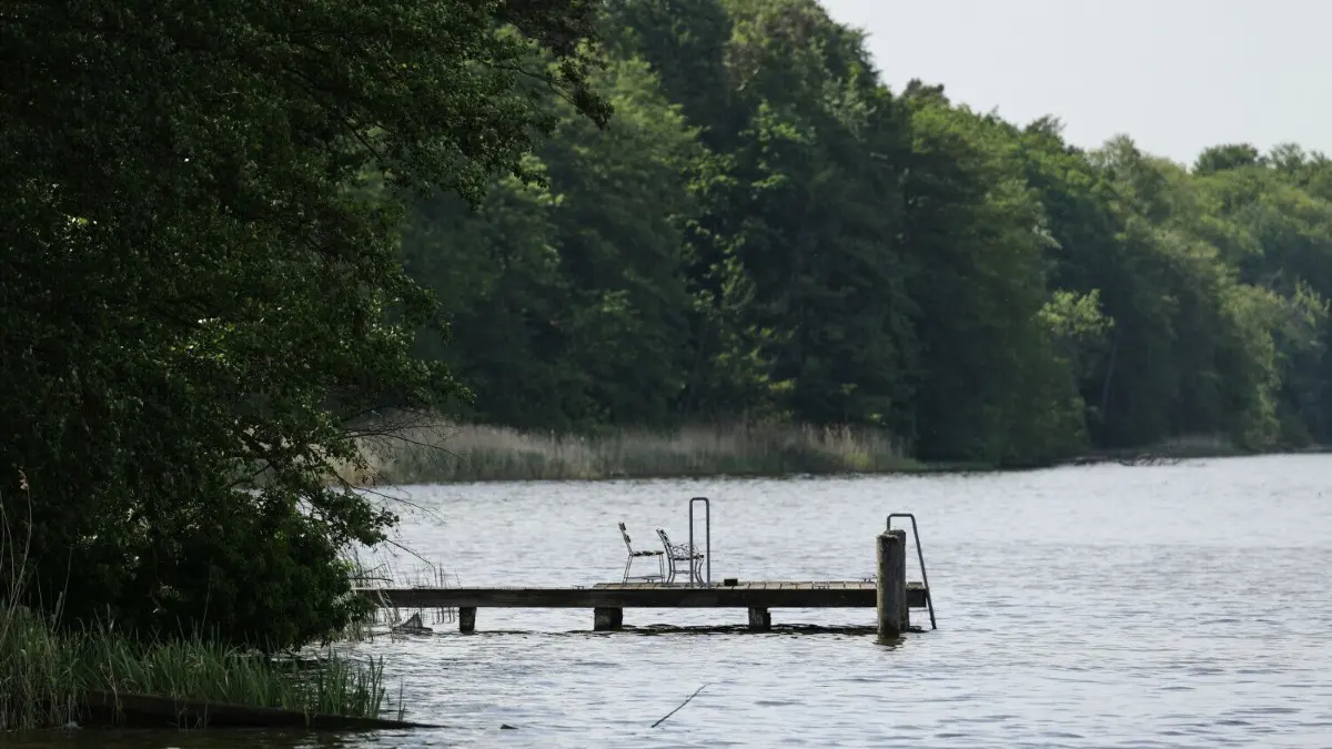 Seit 19. Mai gelten zwei junge Männer als vermisst. Am Mittwoch (24. Mai) wurden die Vermissten tot aus dem Wentowsee geborgen.
22.05.2023, Brandenburg, Zehdenick: Blick auf eine Badestelle am Großen Wentowsee. Die Suche nach zwei jungen Vermissten nach Herrentagsfeier geht am Großer Wentowsee weiter. Bisher konnten die beiden nicht gefunden werden. Foto: Joerg Carstensen/dpa +++ dpa-Bildfunk +++