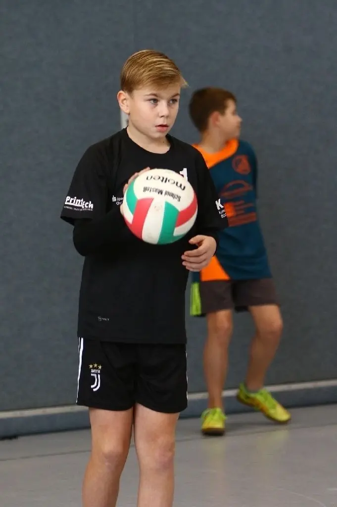 Den Ball festgesaugt: Niklas Hildebrandt flitzte nur so übers Parkett. Der Neuruppiner stopfte beinahe alle Löcher in der Feldabwehr der Evangelischen Schule. Er wurde als bester Spieler gewählt.