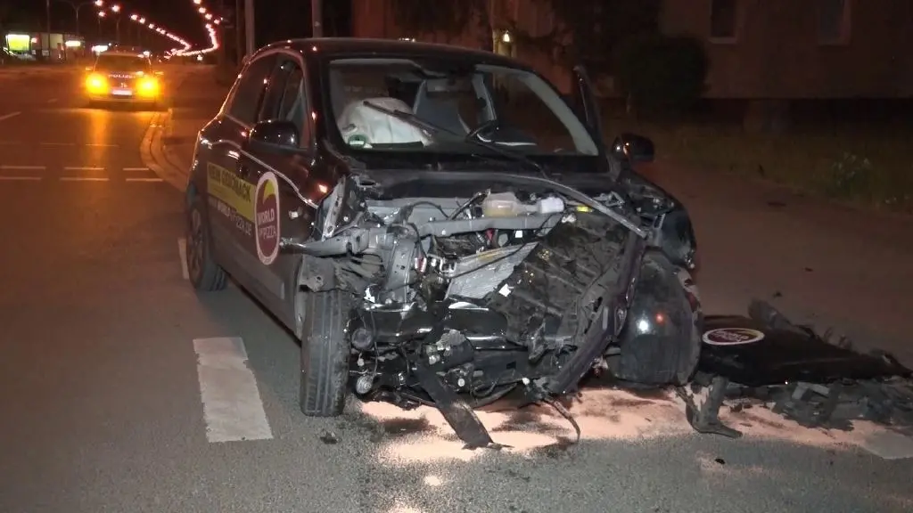 Schwer verletzt musste der Pizza-Lieferant aus seinem Auto ins Krankenhaus gebracht werden.