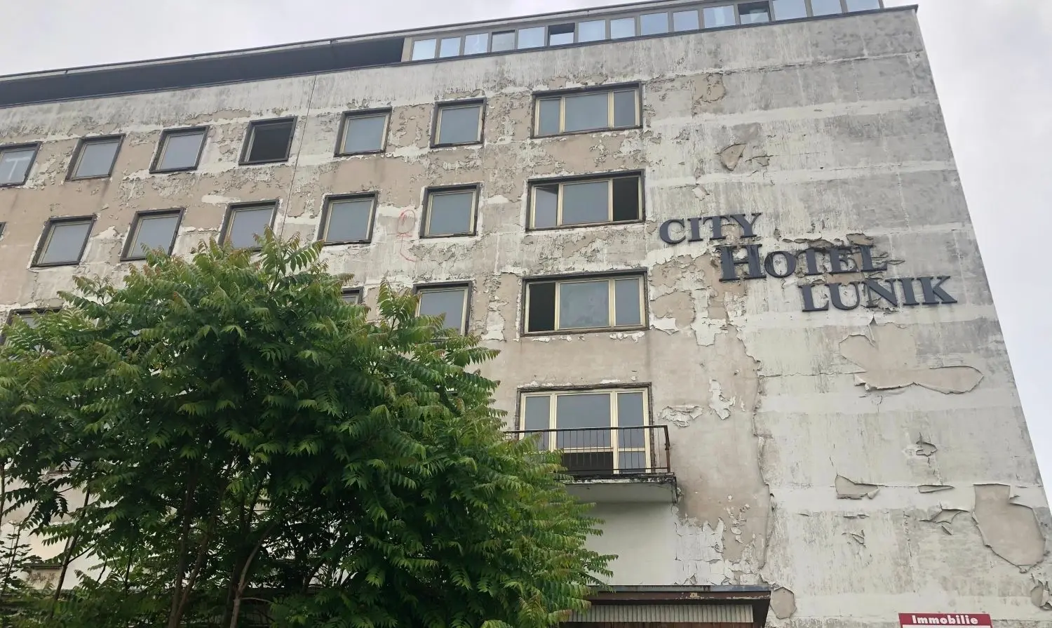 Das ehemalige Hotel Lunik in Eisenhüttenstadt erhitzt die Gemüter. Doch ein Eigentümerwechsel ist nicht augeschlossen und so greifbar wie lange nicht mehr.