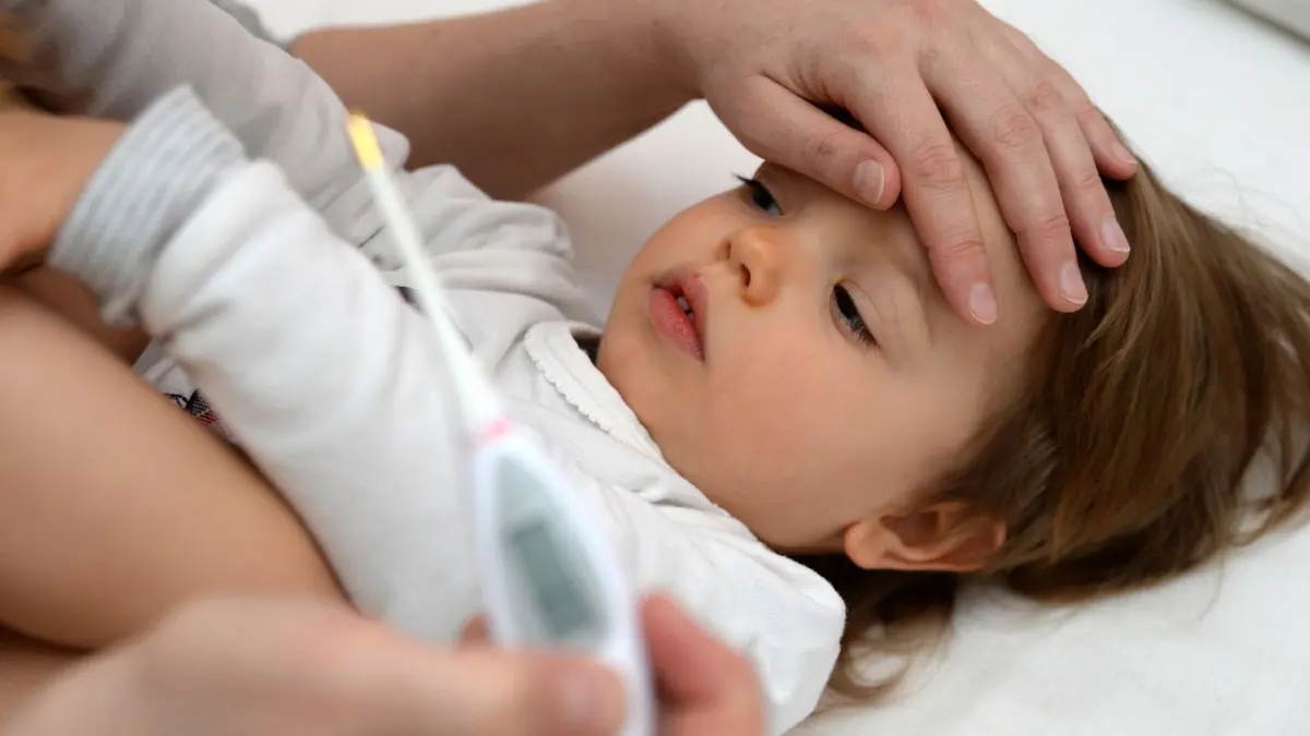 Fieber bei einem Kind - ein erstes Anzeichen von Covid. Doch zur Diagnose gehört mehr. Eine Lübbener Kinderärztin erklärt „ihre“ Teststrategie. Ihre umfassende Diagnose und Beobachtung rettete möglicherweise einem Säugling das Leben.
ILLUSTRATION - Sind Kinder krank, können Eltern Krankengeld bekommen. Das ist grundsätzlich steuerfrei. Foto: Andrea Warnecke/dpa-mag - ACHTUNG: Nur zur redaktionellen Verwendung im Zusammenhang mit dem genannten Text - Honorarfrei nur für Bezieher des Dienstes dpa-Magazin +++ dpa-Magazin +++