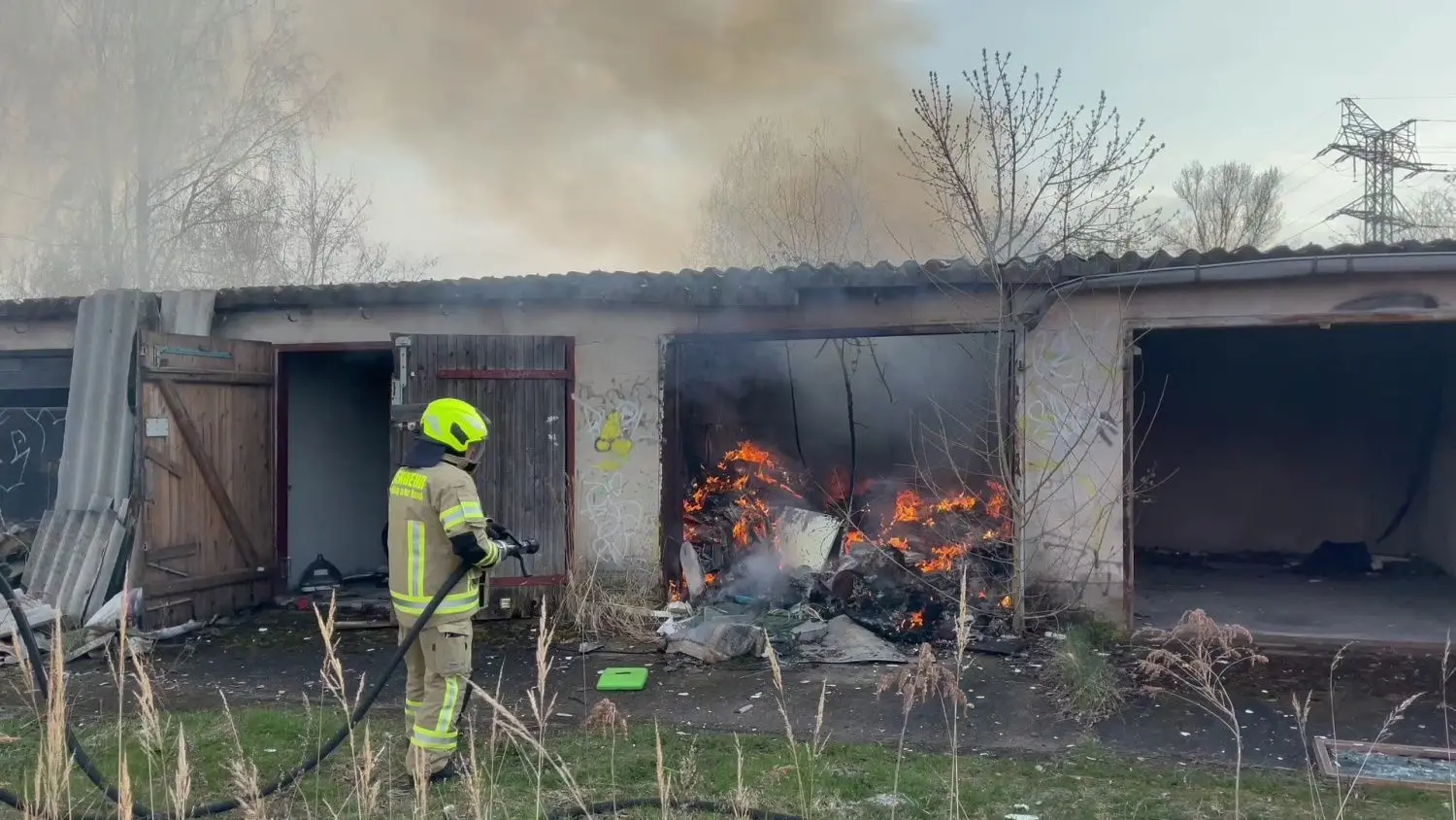 Feuer im Garagenkomplex in Brandenburg an der Havel.