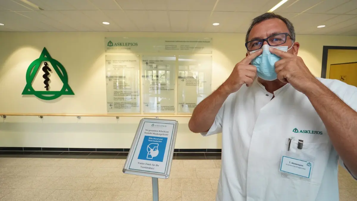 Verstärkt wird im Asklepios-Klinikum Uckermark wegen Corona darauf geachtet, dass alle Besucher eine medizinische Mund-Nasen-Maske tragen.