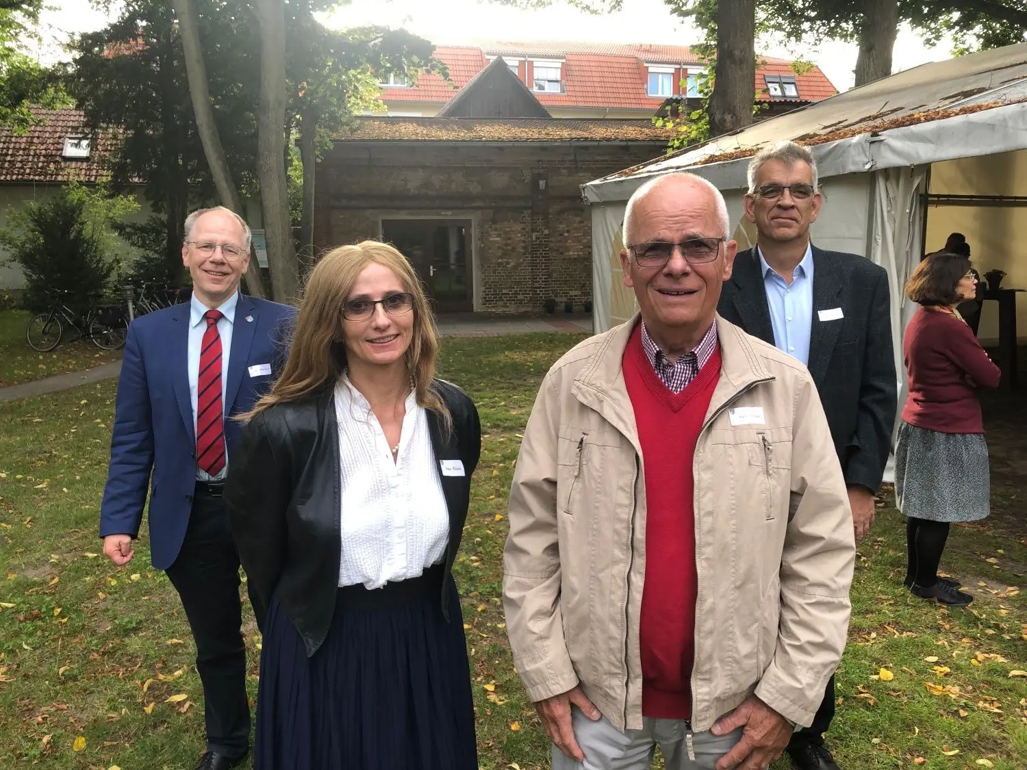 Die erste demokratisch gewählte Bürgermeisterin von Glienicke, Karin Röpke, und der damalige Gemeindevorsteher Peter Finke trafen sich mit dem aktuellen Bürgermeister Dr. Hans-Günther Oberlack und Gemeindevorsteher Uwe Klein.