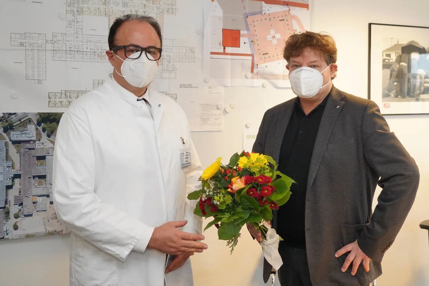 Willkommensgruß: Prof. Dr. Michel Noutsias (l.), neuer Chefarzt für Kardiologie am Asklepios Klinikum in Schwedt, wird von Geschäftsführer Ulrich Gnauck begrüßt.