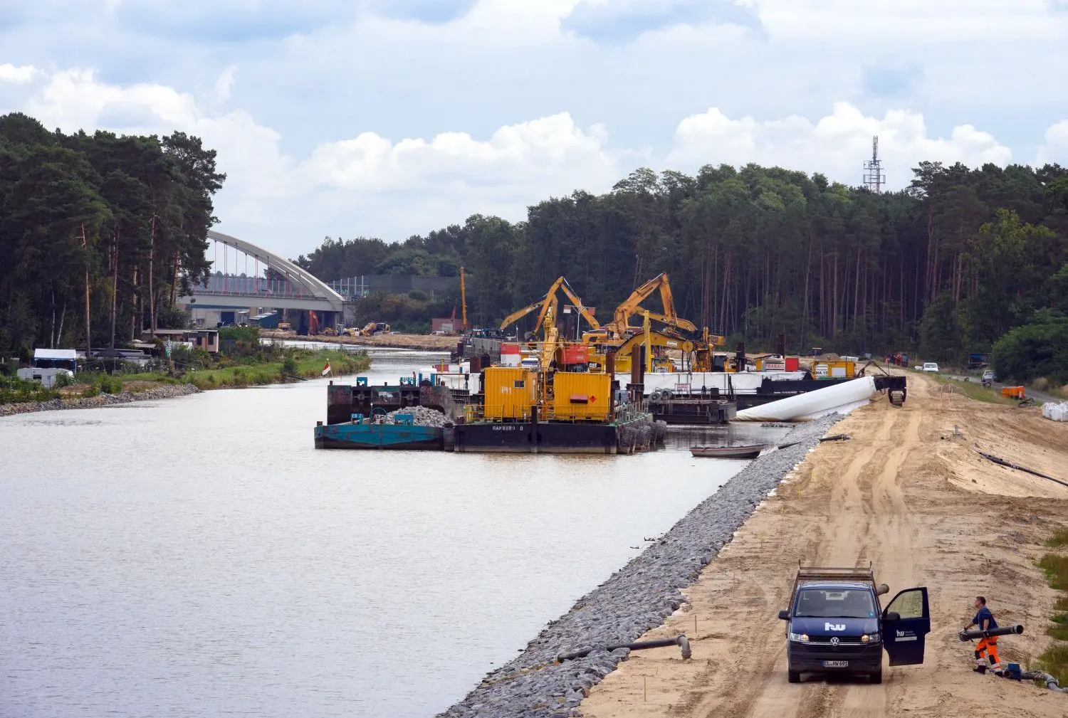 Stück für Stück: Bagger arbeiten zwischen Kaiserbrücke und Autobahnbrücke an der Verbreiterung und Vertiefung des Oder-Havel-Kanals bei Finowfurt.
