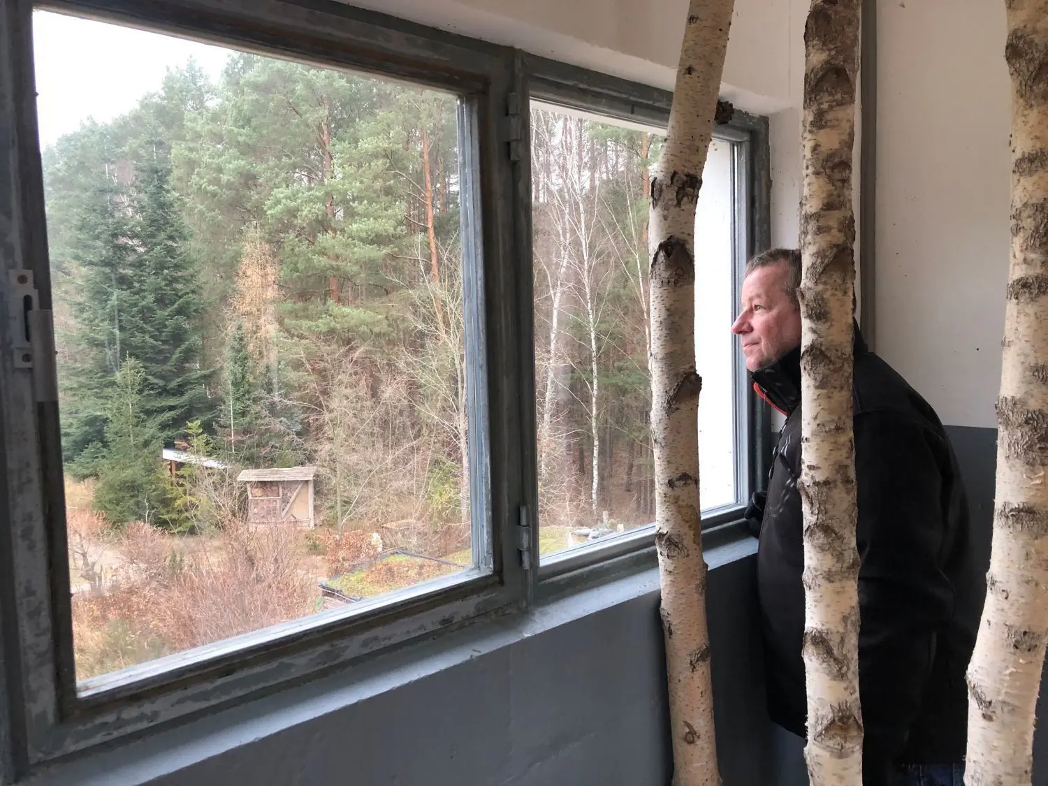 Bezirksbürgermeister Frank Balzer genießt den Ausblick aus der oberen Etage des Naturschutzturms .