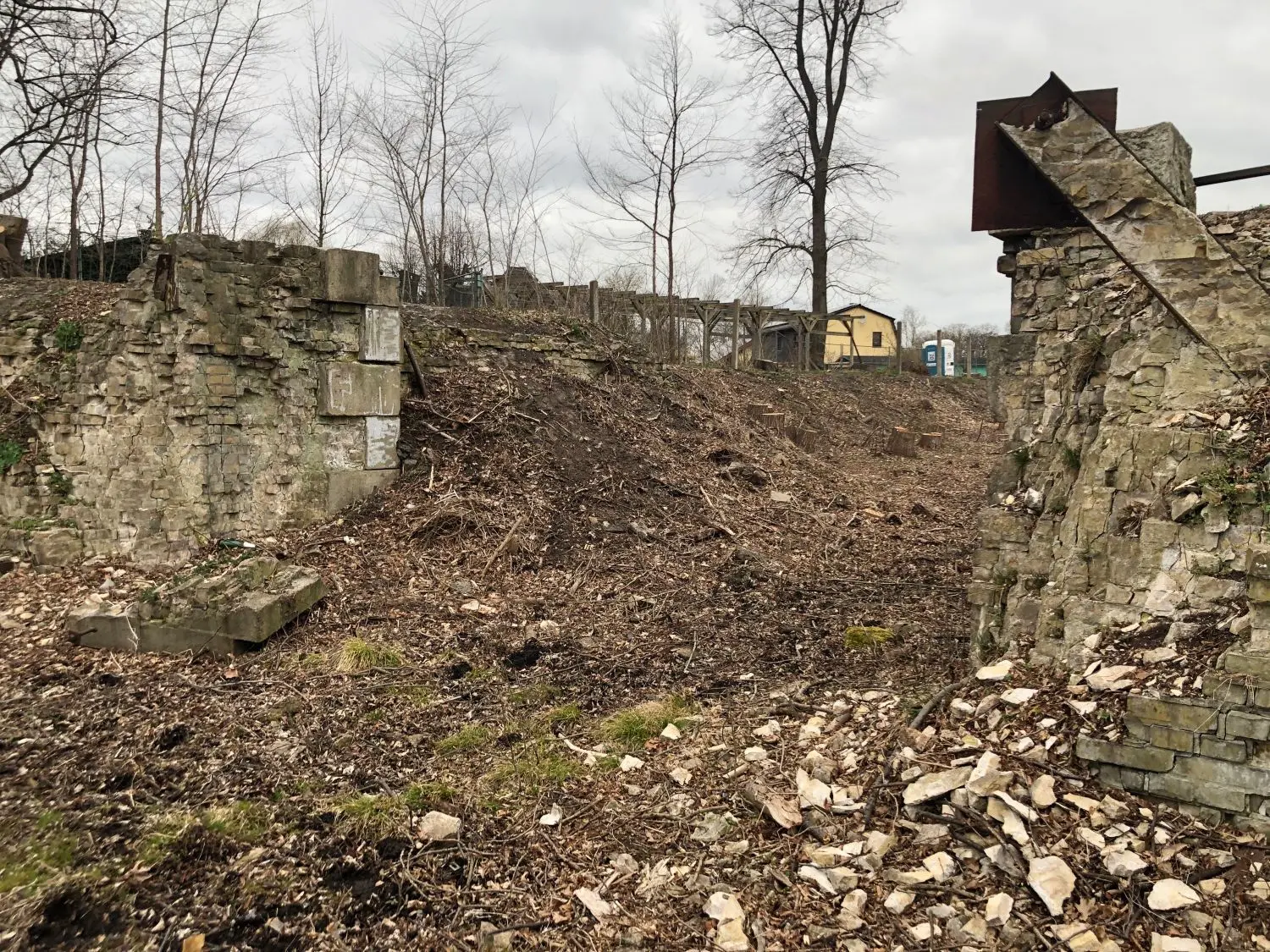 Vom 1879 errichteten und 1959 zugeschütteten Schleusenbauwerk sind noch Reste erkennbar.