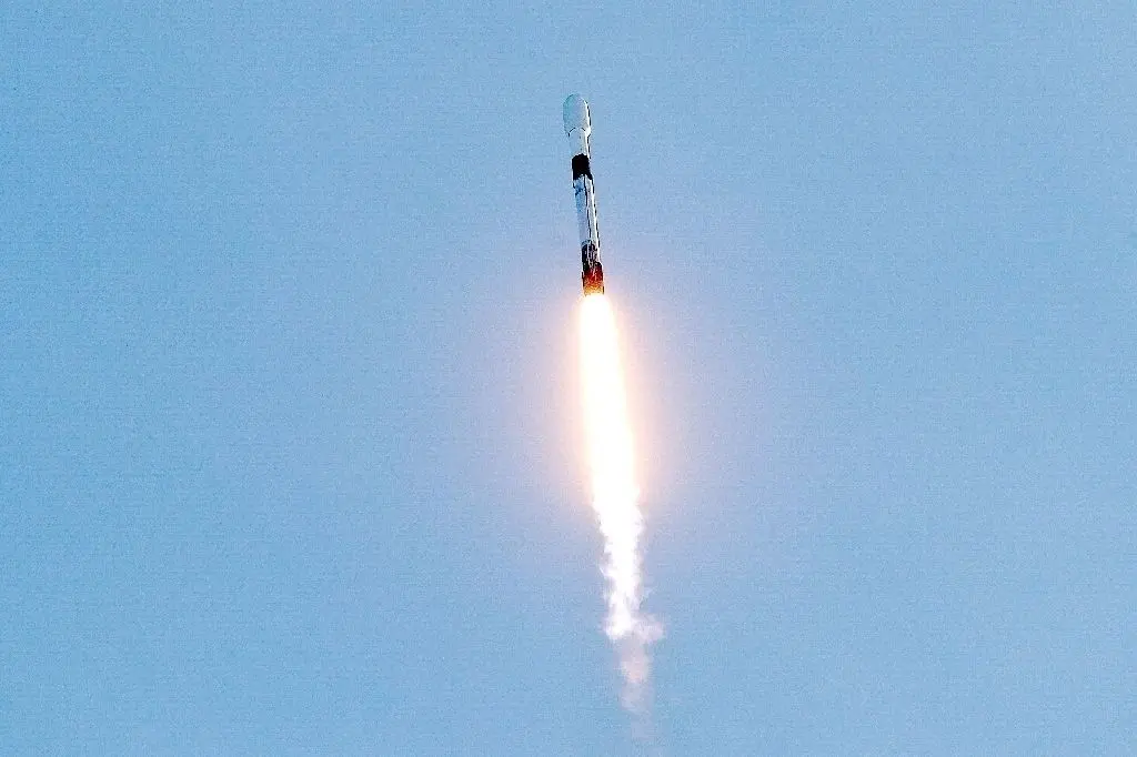 Start: Eine Falcon-9-Rakete bringt 60 "Starlink"-Satelliten ins All.