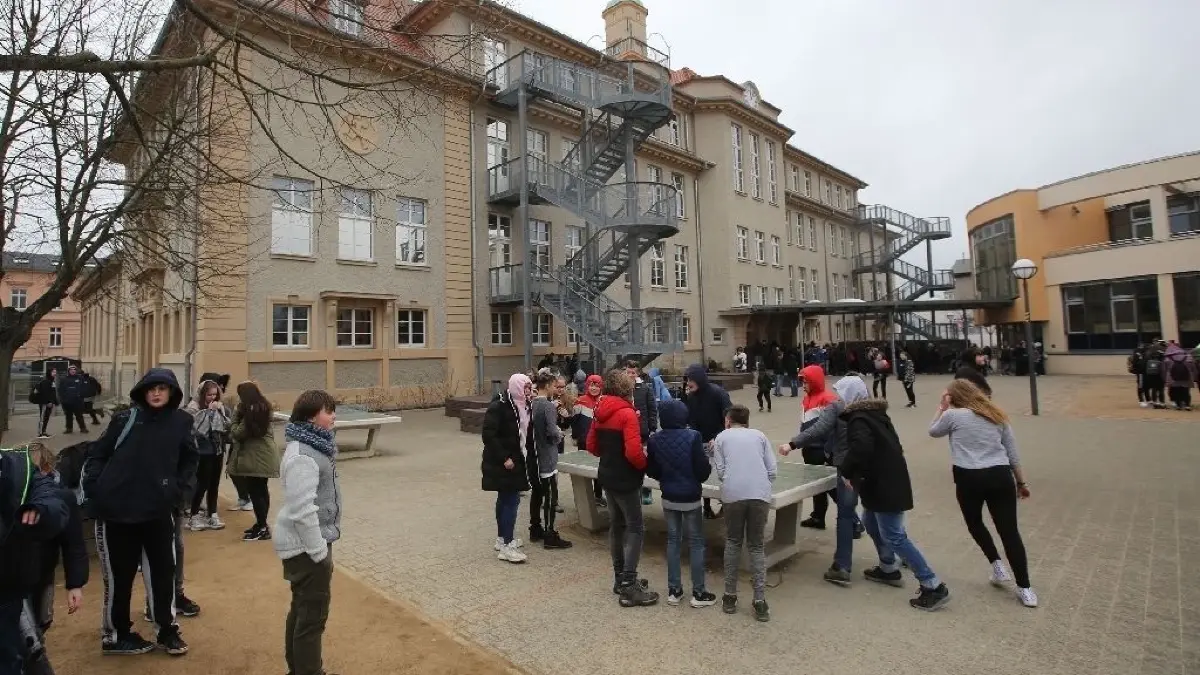 Große Pause in der Johann-Wolfgang-von-Goethe-Schule: Am Freitag herrschte auf dem Hof noch Gedränge, ab Mittwoch wird sich auch hier vorerst niemand mehr aufhalten.
Große Hofpause in der Goetheschule Eberswalde am 13.09.2020
