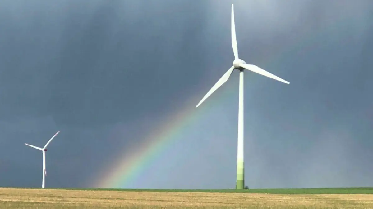 Aufbruch in die Zukunft: Ein Regenbogen zwischen zwei Windrädern bei Groß Rietz (Oder-Spree).
Ein Regenbogen zwischen zwei Windrädern bei Groß Rietz (Oder-Spree)
