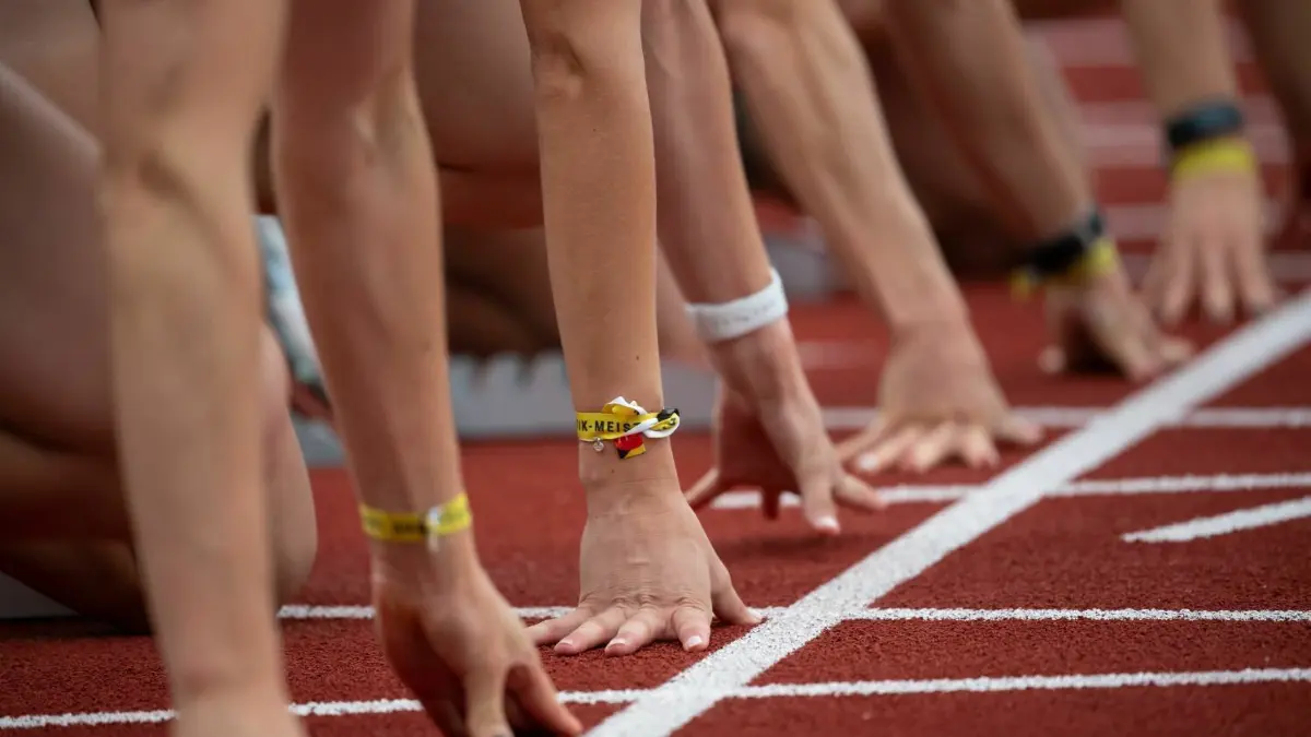 Außergewöhnlich: Die Athleten und Athletinnen der SG Empor Niederbarnim trainieren unter schwierigen Bedingungen. So ist ihre Laufbahn statt der sonst üblichen 400 Meter nur 150 Meter lang. (Symbolbild)
Leichtathletik: Deutsche Meisterschaft im Mehrkampf im Sportzentrum, Siebenkampf, Frauen: Teilnehmerinnen sitzen vor dem Start über 100m Hürden im Startblock. (Illustration zu dpa "«Die Finals» an vier Tagen: Bis zu 20 Sportarten an drei Standorten") +++ dpa-Bildfunk +++