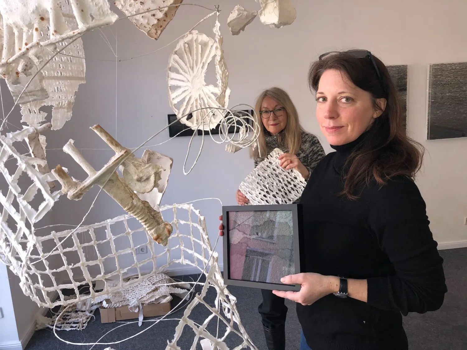 Astrid Weichelt und Kristin Rabe (r.) zeigen in der Galerie 47 in Birkenwerder unter dem Titel "Paragone: Arbeiten auf Papier" ihre Werke.