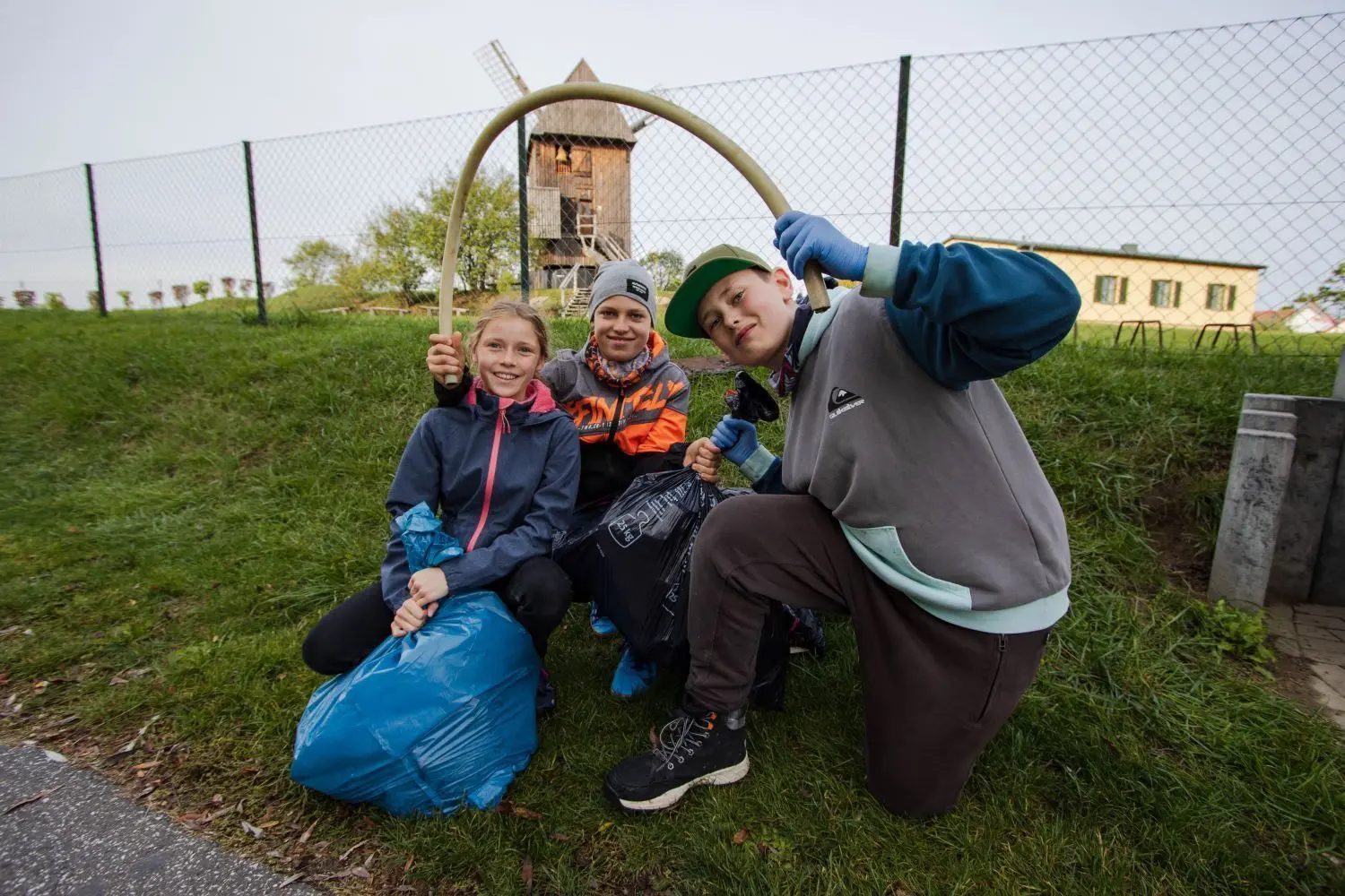 Die Sechstklässler Helena, Paul und Niels präsentieren Müll, auf den sie entlang des Oberkrämer Mühlensees stießen. Anstatt auf Wandertag zu gehen, entschied sich die Klasse 6a der Nashorn-Grundschule dazu, im Landschaftsschutzgebiet Nauen-Brieselang-Krämer zurückgelassenen Müll zu sammeln.