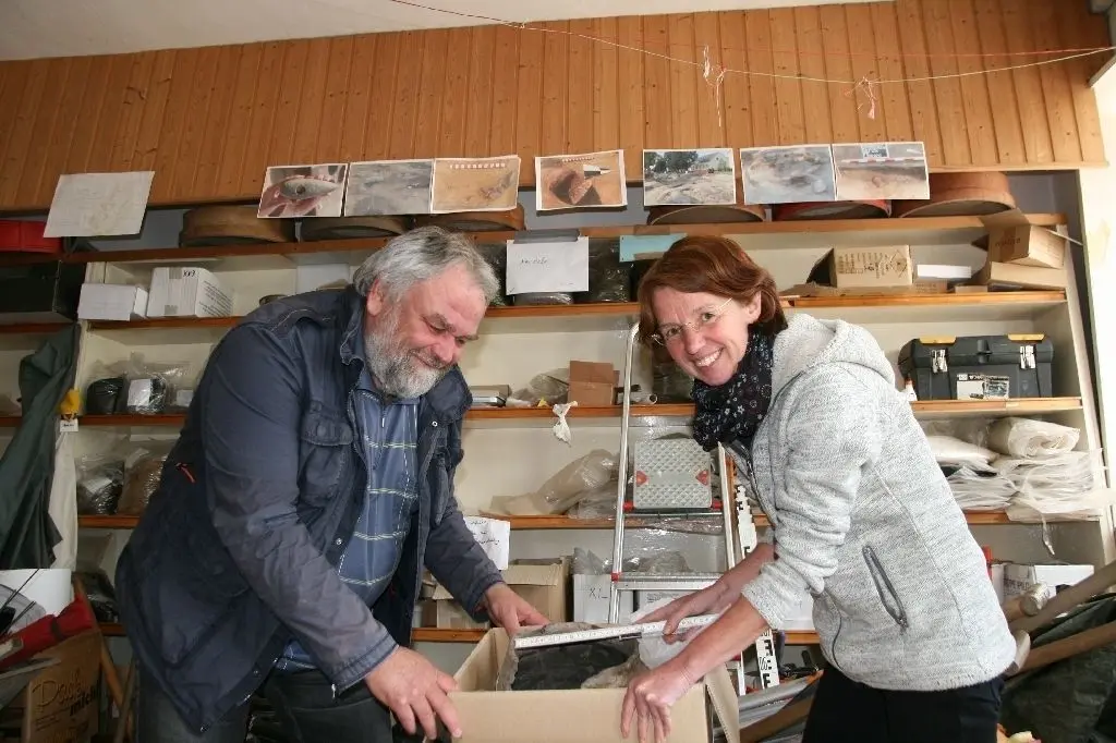 Fast vollständig erhalten: Martin Petzel schaut sich mit Blandine Wittkopp ein kurz vor Weihnachten in Eichwerder gefundenes Keramikgefäß an. Es hat einen Durchmesser von etwa 30 Zentimetern. Ihm fehlt zwar der Boden, aber es wurde nur 50 Zentimeter unter dem Straßenpflaster gefunden. "Da ist es ein Wunder, dass es überhaupt so gut erhalten ist", sagt die Archäologin.