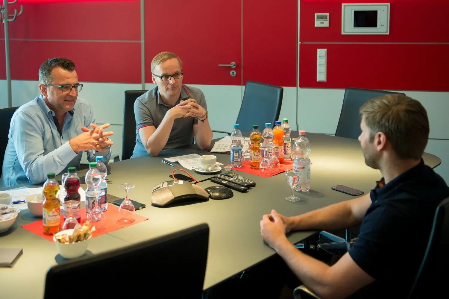 Chefredakteur Ulrich Becker (li.) und Sportchef Carsten Muth mit Thomas Hitzlsperger.