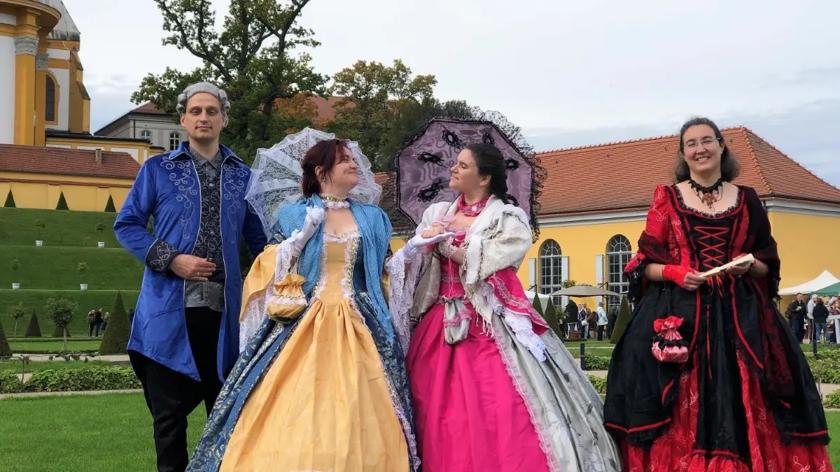 Besuch aus alter Zeit: Im barocken Klostergarten des Klosters Neuzelle werden am Gartentag am 30. September auch diese Damen und Herren in edler Kleidung mit den Gästen lustwandeln. (Archivfoto)
Neuzelle. Gartentag im Klostergarten. 01.10.2022. Foto: Janet Neiser
Einverständnis für Veröffentlichung wurde mündlich erteilt.