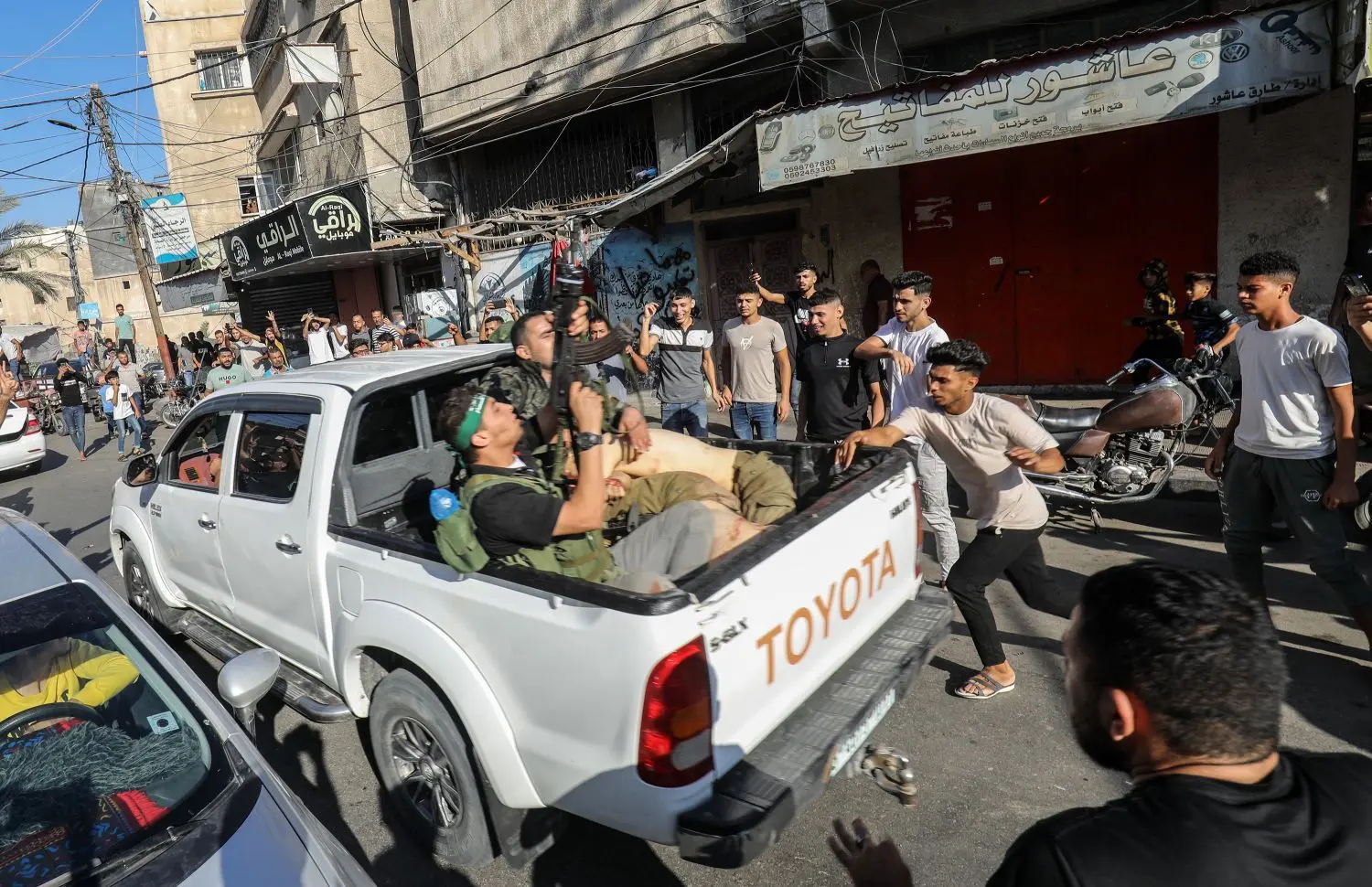 Die islamistische Hamas hat einen großangelegten Überraschungsangriff auf Israel gestartet.