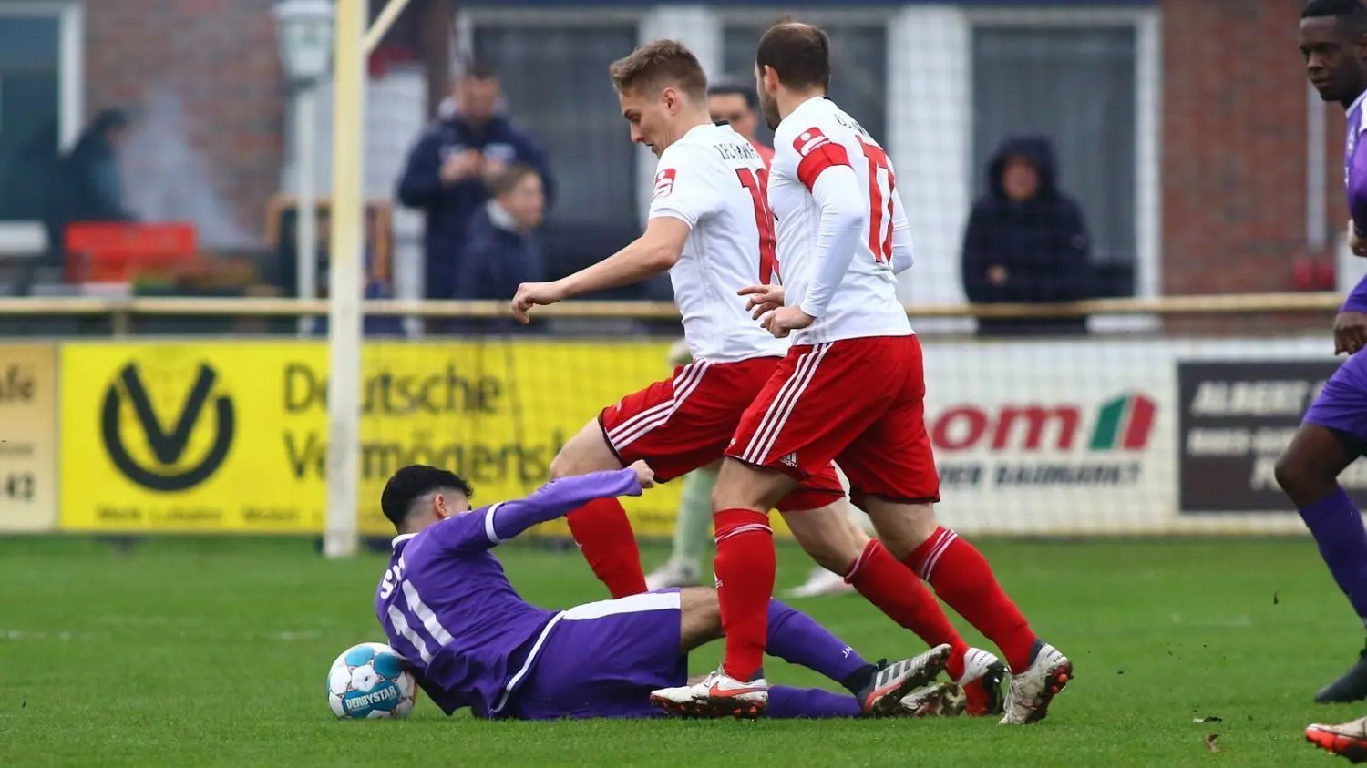 Vorbeigezogen: Marcel Georgi (am Ball) und Kapitän Paul Karaszewski gegen den Altlüdersdorfer Süleyman Gül (in Lila).
