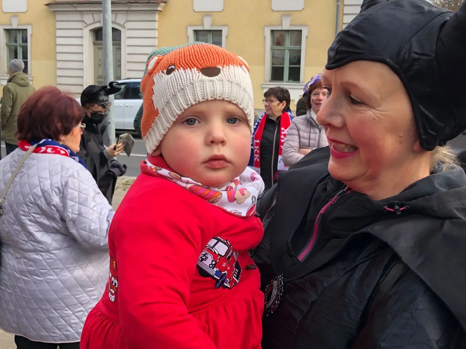 So ganz Geheuer scheint dem zweieinhalbjährigen Edgar das bunte Kranevalstreiben selbst auf dem Arm von Oma Simone Gerth nicht zu sein. Doch ist sich sicher: „Was nicht ist, kann ja noch werden.“