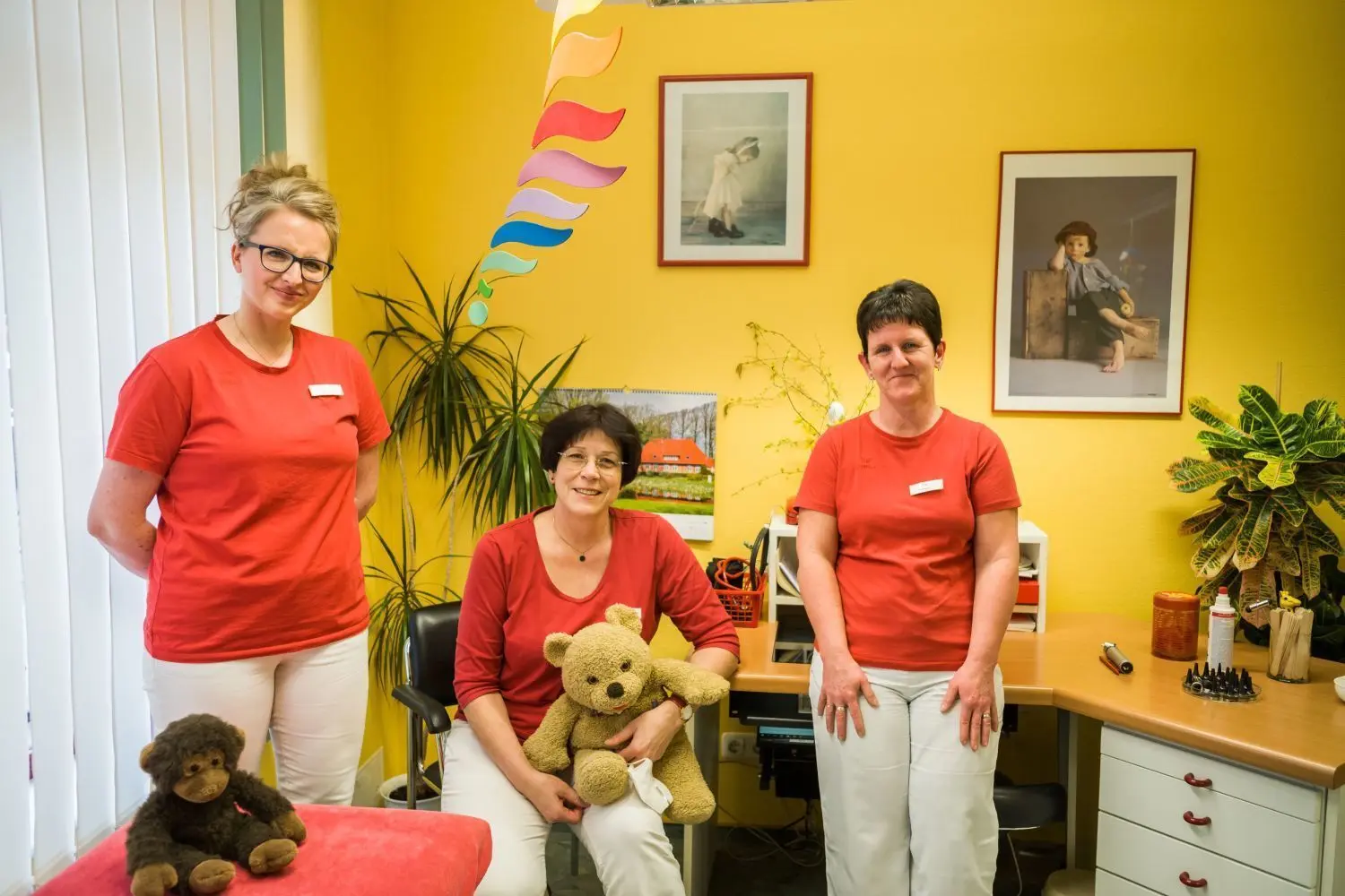 Kinderärztin Janine Dribbisch (Mitte), hier mit Schwester Katja und Schwester Ines hat sich in den Ruhestand verabschiedet. Glücksfall für Beeskow, mit Simone Wollenberg gibt es eine Nachfolgerin in der Praxis. Ärzte, die sich in ländlichen Regionen niederlassen, sind heiß begehrt.